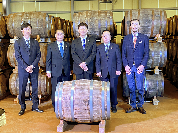 押田明成社長（中央）をはじめ、梶毅組合長（同左）、勝又正美市長（同右）らが御殿場産のウイスキー原酒を樽詰めした