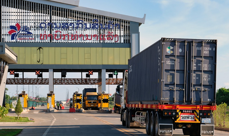 ラオスの首都ビエンチャン郊外に建設された中継拠点「タナレーン・ドライポート」では年間約1万個のコンテナが輸送に使われている＝Thanaleng Dry Port提供