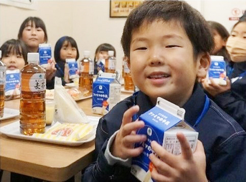 子ども食堂で牛乳をプレゼントされた子どもたち（ファミリーマート八千代緑が丘西店）