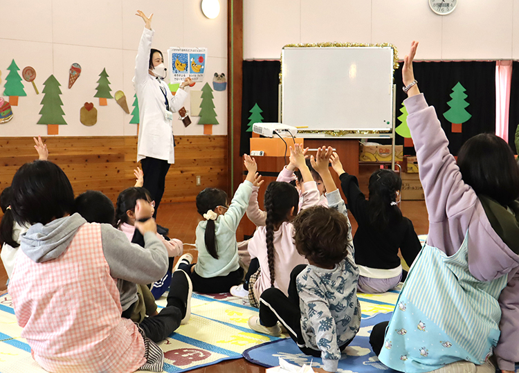 バナナクイズで大盛り上がり＝つくば市内幼稚園で