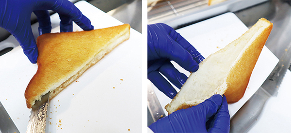 食パンを半三角形に切り、中に切り込みを入れて袋状にする
