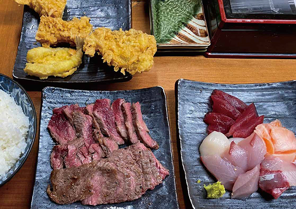 【「深川　つり舟」の豪華なまかないの一部を紹介】牛ステーキ、刺身、天ぷらのビッグ3まかない