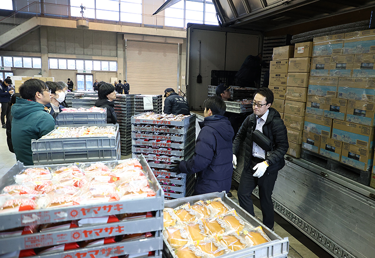 緊急物資の受け入れ先にはパンや水などが届き、自衛隊のトラックなどに詰め替え被災地に届けられた（写真は4日、金沢市・石川県産業展示館）