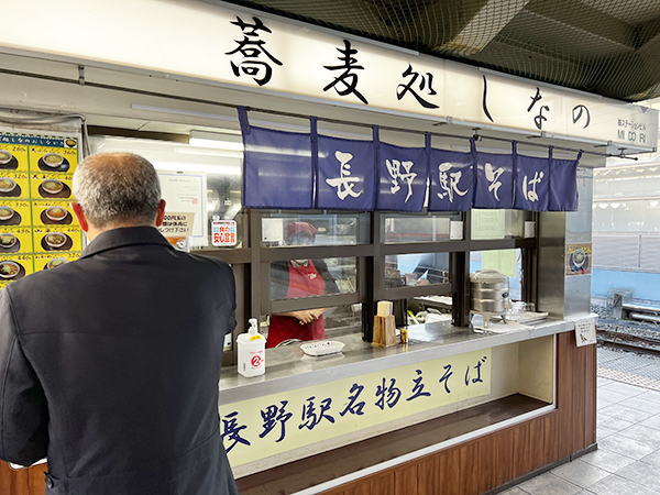 サラリーマンや観光客らに人気の「駅そば」も原材料費の高騰から20～40円の値上げ。「一番高い『天玉』（天ぷらと生玉子入り）は注文が減ったかな」と店員