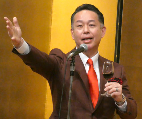 コーヒーで乾杯する柴田裕副会長