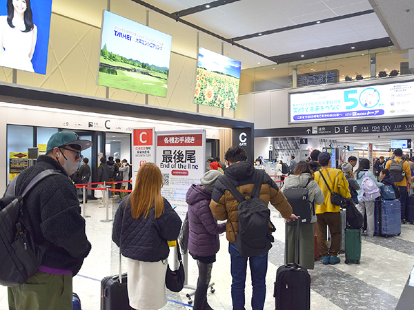 年末の帰省客で行列ができる新千歳空港国内線出発カウンター　コロナ規制緩和で旅行客も増えた（23年12月30日撮影）