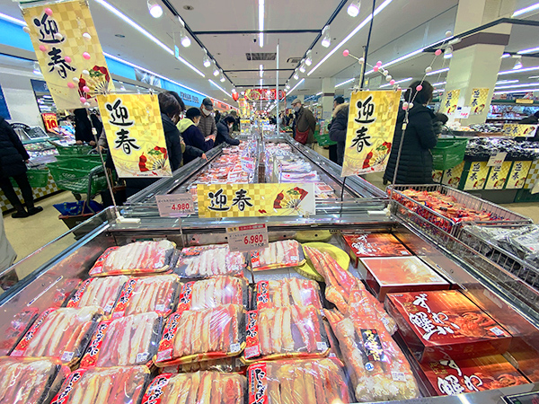 割安感で注目のタラバガニなどが人気（札幌市内の食品スーパー）
