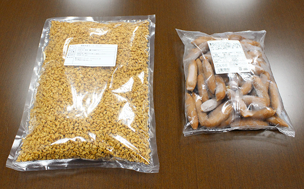 原料の乾燥大豆ミート（左）と「ミニソイセージ」