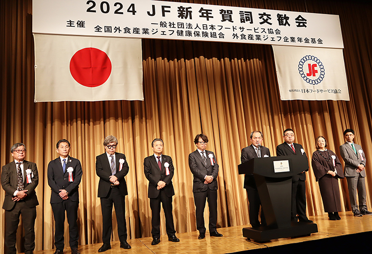 あいさつに立つ近藤正樹会長（右から4人目）