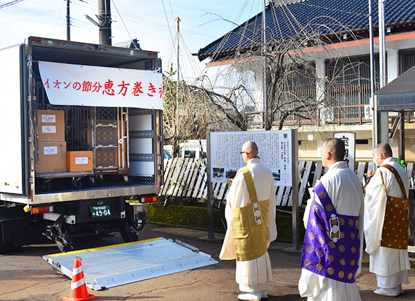 祈願後はトラックに積み込み