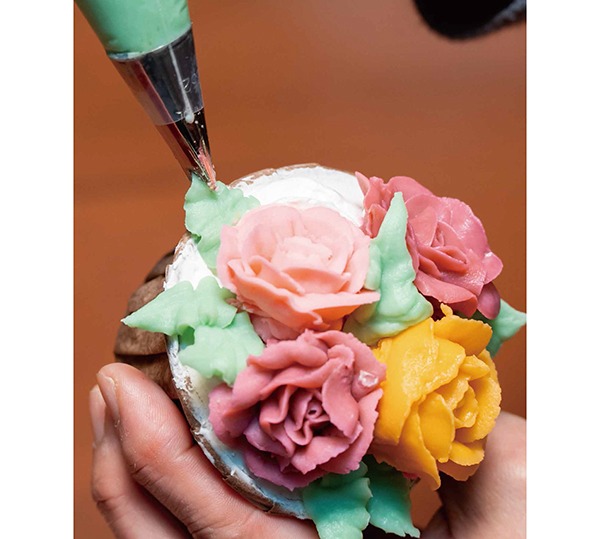 食用の天然色素で色付けして、バラ口金と葉っぱ口金を使用して絞り出して形作る
