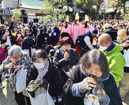 地域の食景色：巻き寿司千人いっせい丸かぶり　大阪天満宮で4年ぶり復活