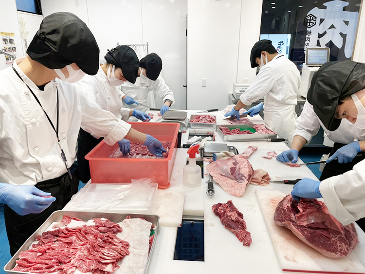 セントラルキッチンで各業態に合わせて肉を処理し、無駄を削減