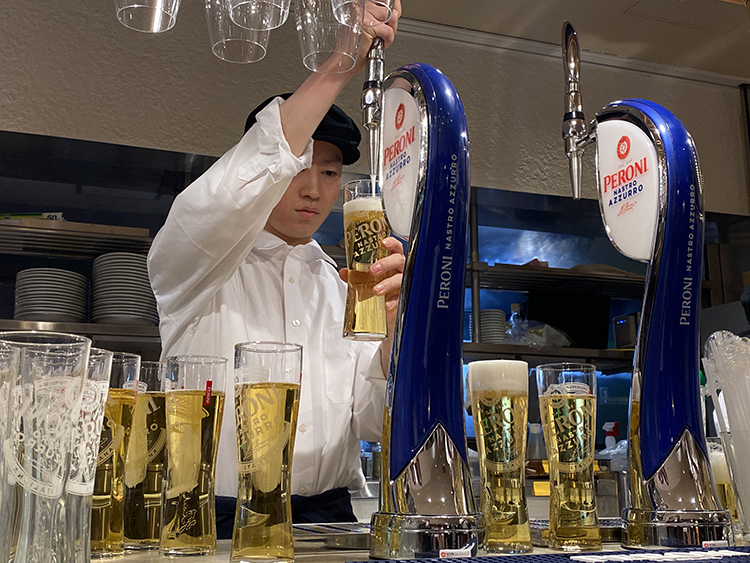 最新型施設内で、イタリアの高品質ビール「ペローニ」を提供
