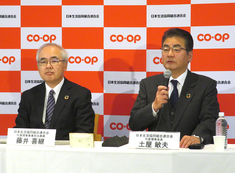 日本生協連の藤井喜継代表理事事業担当専務（左）と土屋敏夫代表理事会長