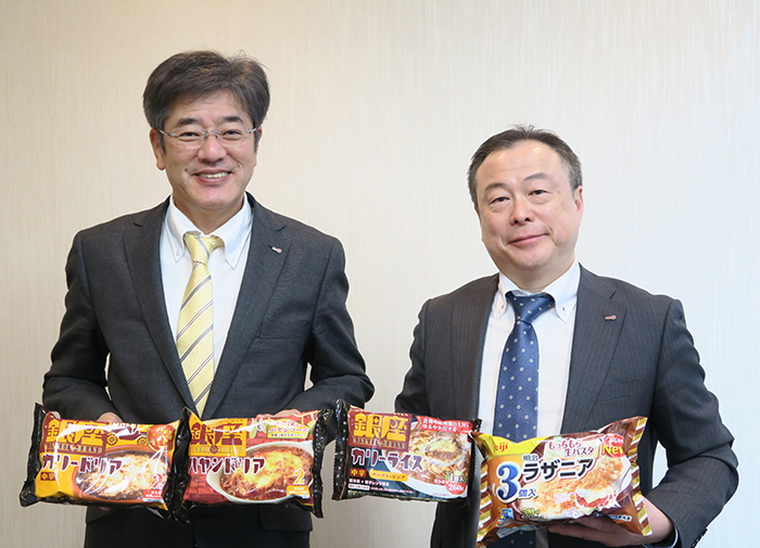 冷食の新商品・改良品をアピールする三井基史執行役員本部長（左）と林聡史部長