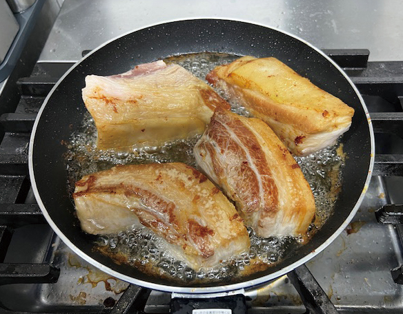 【焼き】煮込んだ肉の表面を焼いて肉の香ばしさを出す