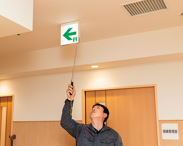 写真3　火災時に建物利用者が安全・確実・迅速に避難することを手助けする「誘導灯」