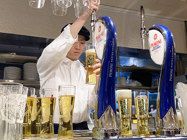 最新型施設内で、イタリアの高品質ビール「ペローニ」を提供する
