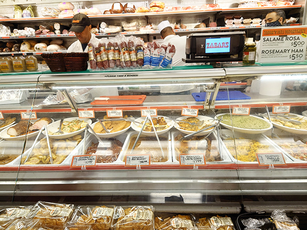 NY　老舗スーパーZABARSの惣菜売場はリピーターが多い