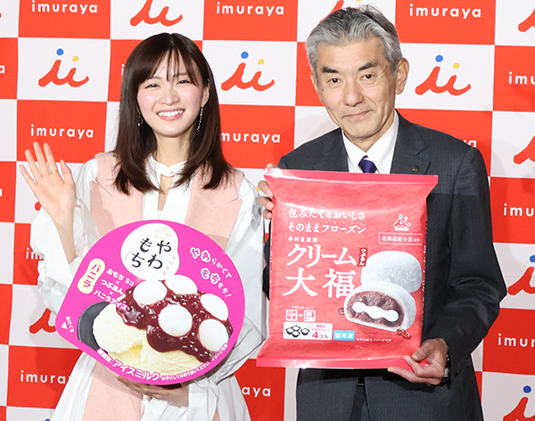 「冷凍和菓子」を持つ岩本康社長（右）と「やわもちアイス」を持つTVCMキャラクターを務める岡崎紗絵