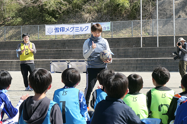 雪印メグミルク、宮間氏とサッカー教室実施　食とスポーツ親子で学ぶ