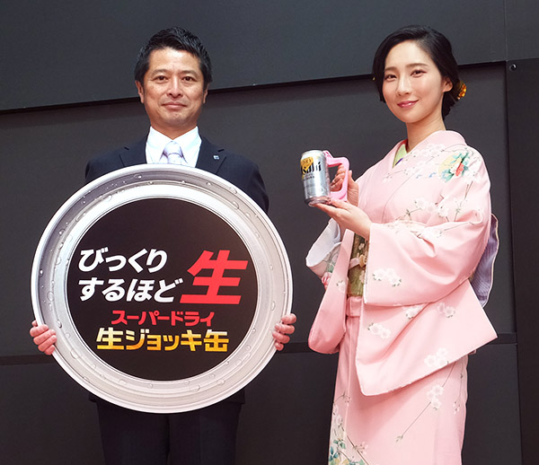 アサヒビールの倉田剛士ビールマーケティング部長（左）と「ジョッキハンドル」付き「生ジョッキ缶」をPRするファーストサマーウイカ