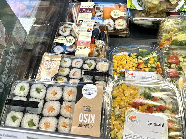 ドイツ・フランクフルトのスーパーのデリカ少量パックや寿司など、デリカコーナーは日本の影響を受けている