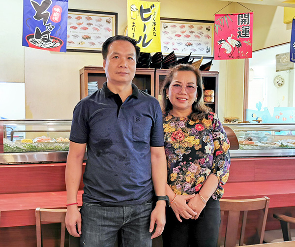 日本食レストラン「白象」を経営するティーラ・サンスリさん（左）と妻のスパポーンさん＝タイ東北部スリン県で小堀晋一が1月13日写す