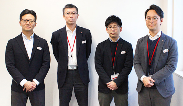 東北支社のプロジェクトメンバー（左から中村謙太さん、新井支社長、小川容平さん、杉谷勝裕さん）