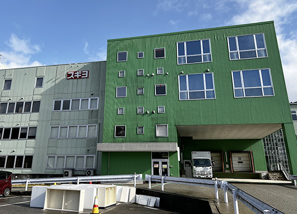 1月1日の能登半島地震で天井が落ちるなど被害を受けたスギヨの「ビタミンちくわ」製造拠点、北陸工場（七尾市）。4月の稼働再開に向けて準備を進めている