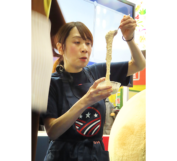 納豆アイスの粘り気を披露する石野智子料理研究家