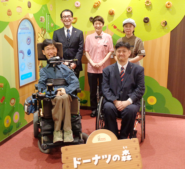 新エリア「ドーナツの森」を披露する喜田晃広報部部長（後列左）ら