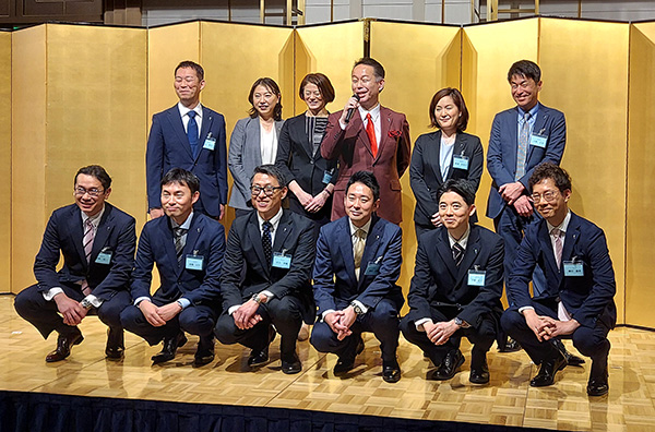 柴田裕社長（後列左から4人目）と同社部長ら