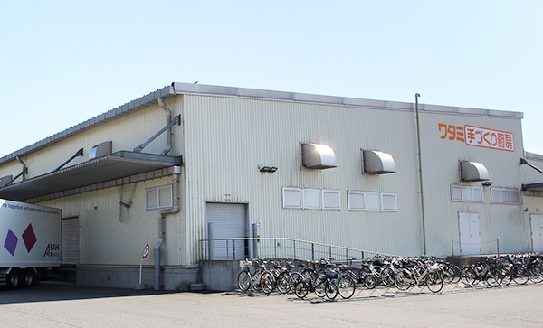 ワタミの東松山の製造工場。ローソンの配送車両を有効活用して商品を営業所に届ける