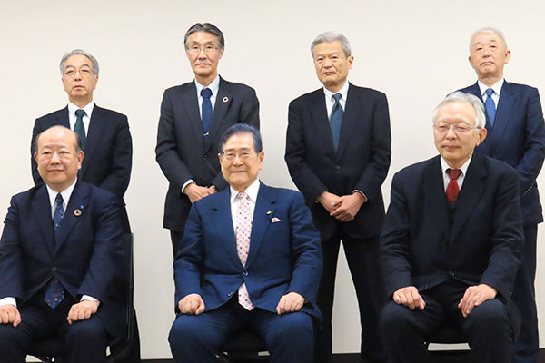 西田直裕代表理事副会長（前列（左））ら役員