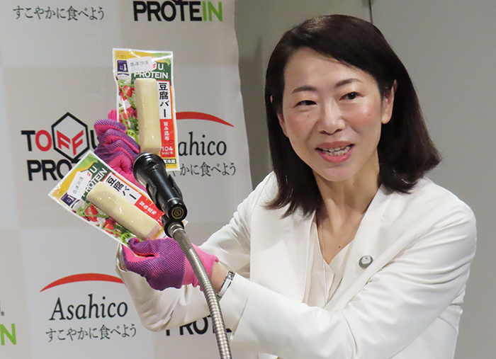 急速冷凍した豆腐バーを紹介する池田未央社長