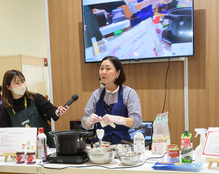 料理研究家の中川千佳子さん（右）によって行われたカンピー商品を使った「ライブキッチン」
