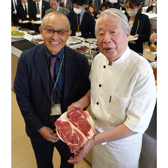 研究開発した岩田尚孝教授学科長と試食調理を担当したKIHACHI創業者・熊谷喜八シェフ