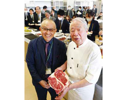 研究開発した岩田尚孝教授学科長と試食調理を担当したKIHACHI創業者・熊谷喜八シェフ