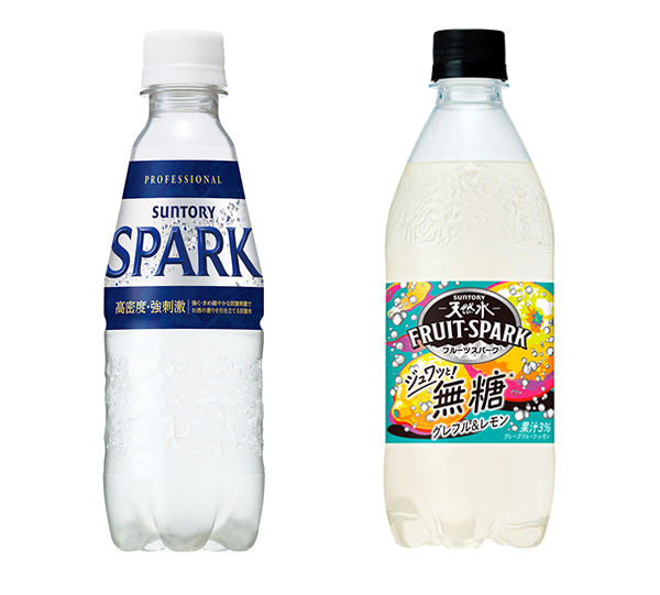 混濁果汁を使った複雑な飲み応えの「FRUIT-SPARKグレフル＆レモン」（右）とバーなど業務用で先行発売する「天然水SPARKLING」（330mlPET）