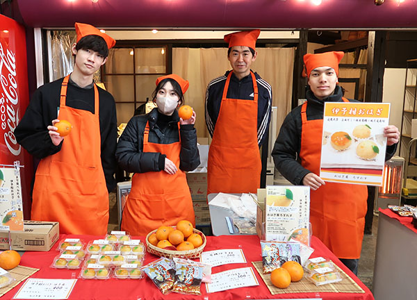 橋本食糧工業、産学連携のイヨカンおはぎ100セット完売