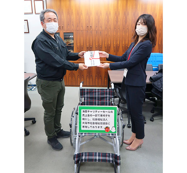 大阪海苔協同組合、福祉施設に車椅子寄贈