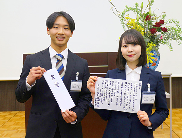 新入社員宣誓を行った篠田康生さん（左）と山本真琳さん（右）