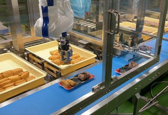 ホームデリカの弁当工場が導入した弁当盛付ロボットシステム