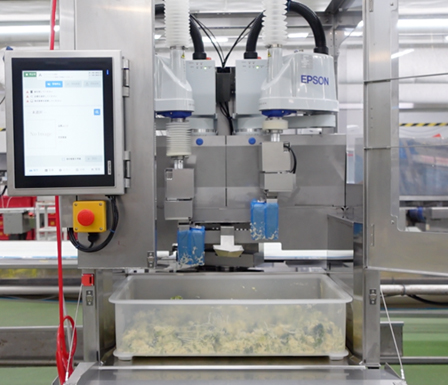トオカツフーズ足利工場が導入したCVS向け高精度惣菜盛付ロボットシステム