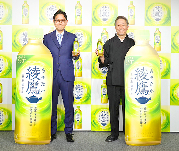 写真左から日本コカ・コーラの助川公太事業部部長、「上林春松本店」の上林春松代表