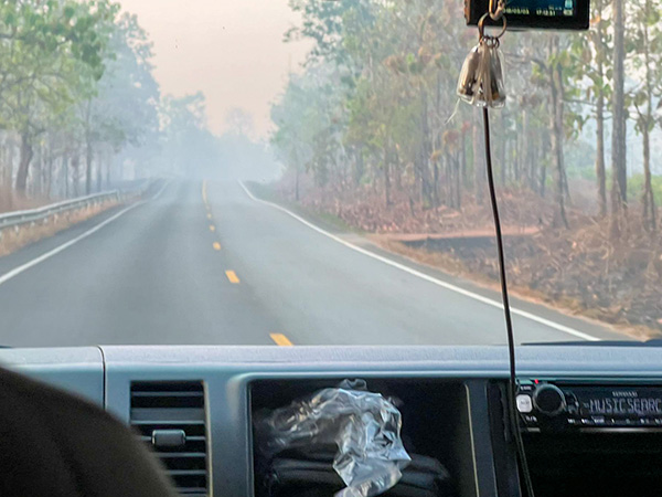 タイ北部メーホンソン県では山中にも煙が漂い交通に危険を及ぼしている＝同県在住蔭山修一氏提供