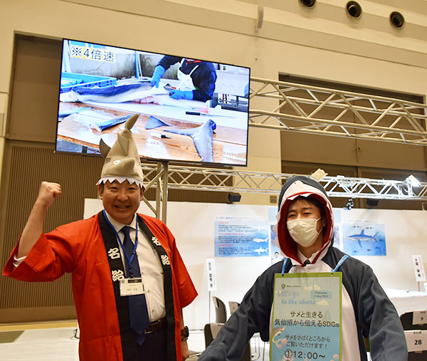 サメの国産国消に向けて取り組みを始めた名給の稲垣宏隆名古屋直販部部長（左）