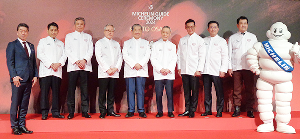 須藤元代表取締役社長（左）と三つ星に選ばれた料理人ら